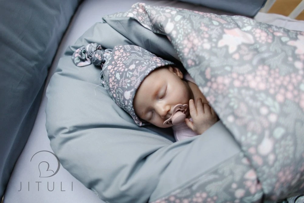 Péřová zavinovačka 85x85 cm Lištičky, šedá/růžová